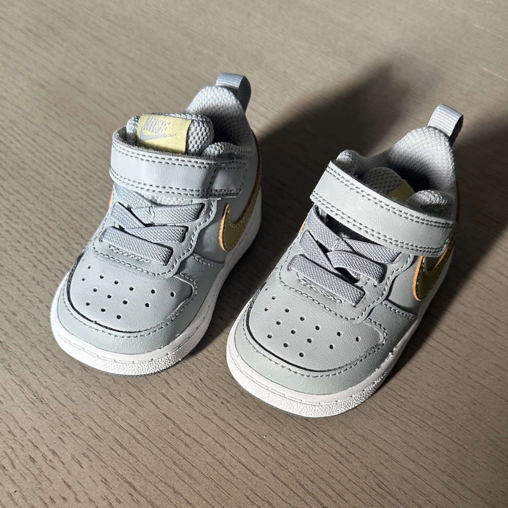 Nike Kids Light Gray and Gold Hook-and-Loop Sneakers